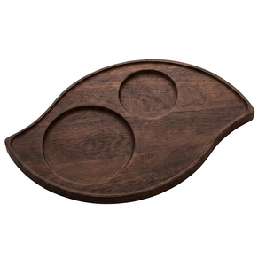 Assiette de service en bois en forme de feuille, design minimaliste fait main, plat en bois massif, élégant accessoire de table - Product Image 1