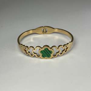 กำไลข้อมือแฟชั่น สแตนเลสสตีล 316L ชุบทอง PVD ประดับสีเขียว ดีไซน์ทนทานและยั่งยืน - Product Image 1