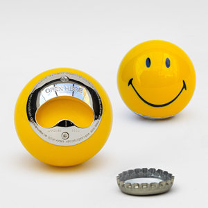 Apribottiglie Smiley con inserto in acciaio a forma di palla da biliardo gialla - Product Image 1