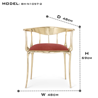 Chaise de salle à manger artisanale de luxe avec accoudoirs, design moderne, siège en velours et pieds en métal doré plaqué laiton, vente en gros