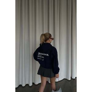 Sweat-shirt en soie oversize bleu marine avec logo personnalisé brodé et imprimé, design décontracté doublé pour la saison automne-hiver, taille unique. - Product Image 1