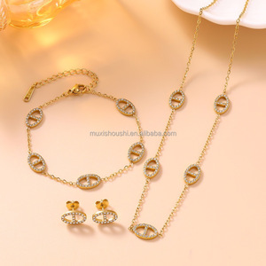 <span class=keywords><strong>Conjunto</strong></span> <span class=keywords><strong>de</strong></span> Pulsera/Aretes/Collar Más Vendido, Joyería <span class=keywords><strong>de</strong></span> Acero Inoxidable <span class=keywords><strong>de</strong></span> Alta Calidad con Baño <span class=keywords><strong>de</strong></span> Oro <span class=keywords><strong>de</strong></span> 18K para un Efecto Antidesvanecimiento - Product Image 2