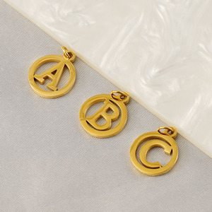 Dijes de disco con letras iniciales de la A a la Z recortadas |   Colgantes de Letras del Alfabeto en Acero Inoxidable con Baño de Oro PVD de 18K |   Impermeable, Hipoalergénico y Resistente a la Decoloración - Product Image 3