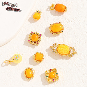 Cuentas colgantes ovaladas de ámbar de Nantong con incrustaciones de cobre de 18k, accesorios de joyería DIY para la fabricación de collares - Product Image 1