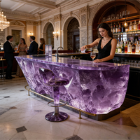 Comptoir de bar en résine transparente de luxe, surface en cristal rétroéclairée, réception d'hôtel, intérieur commercial, mobilier sur mesure