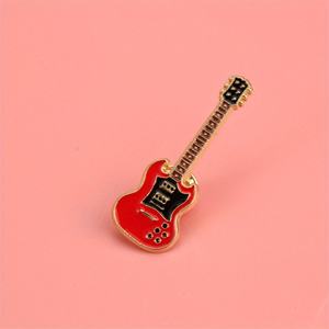 دبوس معدني أنيق على شكل جيتار كهربائي أحمر لعشاق الموسيقى، مثالي لحفلات الروك والفعاليات الموسيقية - Product Image 4