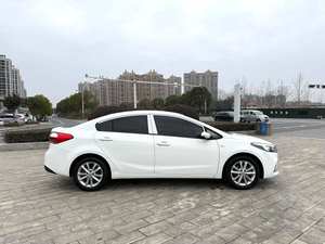 Voiture d'occasion bien entretenue Kia 2017 K3 1.6GLS Édition Spéciale 15e Anniversaire Semi-Automatique Extérieur Blanc Voiture Économe en Carburant - Product Image 4