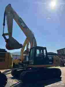 Excavatrice sur chenilles Caterpillar 323D2L d'occasion à prix avantageux, 23 tonnes, modèle 2023, puissance 117 kW, capacité de la benne de 1,3 m³, état parfait - Product Image 2