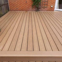 Planche de terrasse en composite bois-plastique (WPC) moderne et imperméable - Revêtement de sol extérieur avec surface à grain de bois pour jardin et terrasse