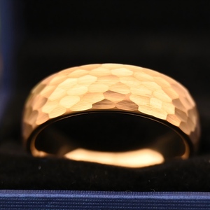 Anillos <span class=keywords><strong>de</strong></span> Tungsteno Negro Martillado <span class=keywords><strong>de</strong></span> 8mm <span class=keywords><strong>y</strong></span> 6mm para <span class=keywords><strong>Hombre</strong></span> <span class=keywords><strong>y</strong></span> <span class=keywords><strong>Mujer</strong></span>, Anillos <span class=keywords><strong>de</strong></span> Boda <span class=keywords><strong>de</strong></span> Lujo <span class=keywords><strong>de</strong></span> Oro Amarillo <span class=keywords><strong>de</strong></span> 14k, Anillos <span class=keywords><strong>de</strong></span> <span class=keywords><strong>Matrimonio</strong></span> para Parejas - Product Image 5