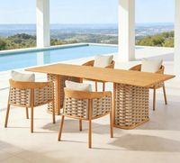 Ensemble de salle à manger en bois massif pour l'extérieur, design élégant et breveté, chaises et table, fabrication artisanale, meubles de jardin pour hôtel et cour.