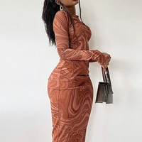 Robe moulante mi-longue à col rond et manches longues, imprimée, avec un effet enveloppant aux fesses, modèle pull-over SML
