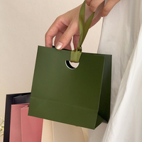 Sac d'emballage en papier cartonné épais de luxe avec logo personnalisé imprimé, poignée à nœud découpée, sac cadeau pour le shopping, emballage commercial