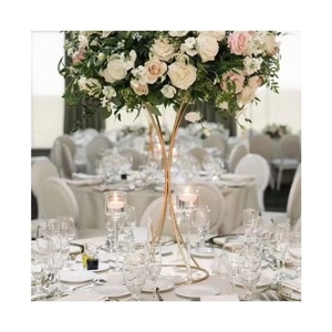 Décoration de mariage, décoration de fête, Vase sur pied géométrique, trompette dorée, centre de table haut en métal - Product Image 1