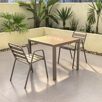 Ensemble table et chaises de jardin modernes et durables avec coussins imperméables pour parc, cour et balcon