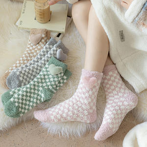 Jingwen OEM Low Moq alta calidad invierno nuevos calcetines de lana Coral Checkerboard Love Sleep calcetines gruesos cálidos calcetines de mujer - Product Image 5
