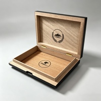 Boîte à cigares en bois noir mat gaufré avec logo personnalisé, plateau doublé de cèdre – Luxe pour les amateurs de cigares, collectionneurs et gentlemen