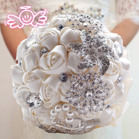 La mariée tient des fleurs avec des diamants pleins Holding Wedding strass brillants Bouquets de fleurs Bridal