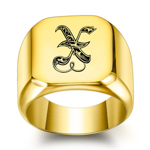 DUYIZHAO Bagues pour hommes en acier inoxydable 18MM <span class=keywords><strong>à</strong></span> large bande en or avec 26 lettres initiales de l'alphabet pour cadeau <span class=keywords><strong>à</strong></span> porter au quotidien - Product Image 5