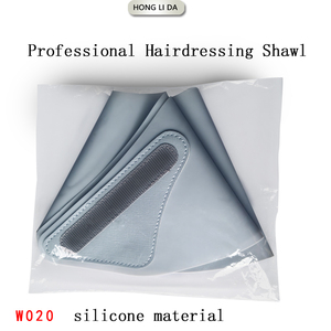 Cape <span class=keywords><strong>de</strong></span> coiffure en silicone, antiadhésive, imperméable, antistatique, grise, logo personnalisé. Coussin <span class=keywords><strong>de</strong></span> protection pour les épaules pour la <span class=keywords><strong>coupe</strong></span> <span class=keywords><strong>de</strong></span> <span class=keywords><strong>cheveux</strong></span> professionnelle en salon - Product Image 3