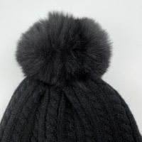 Bonnet d'hiver en tricot torsadé pour femme avec pompon en fourrure et revers plissé