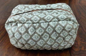 100% Cotton Filling Quilted Cotton Cosmetic Bag Zipper <b>Makeup</b> Pouch Floral Pattern Travel Toiletry <b>Case</b> Customized - Product Image 2