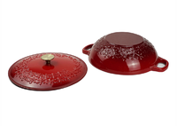Marmite à fruits de mer en fonte émaillée rouge de 30 cm, résistante au four, avec couvercle décoratif à logo en dentelle, pour usage domestique et professionnel (vente en gros)