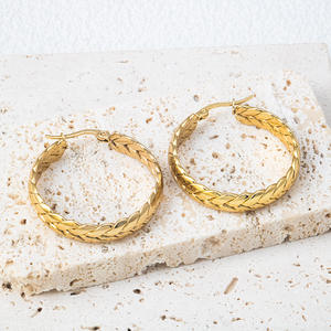 Aretes de Aro Gruesos con Tejido Trenzado Minimalista de Moda PUXIN, Aretes de Aro de Acero Inoxidable Chapados en Oro de 18K para Mujer - Product Image 6