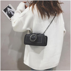 Nouveau tendance Derniers sacs à main pour filles Sac à bandoulière Sacs à bandoulière rectangulaires de style punk avec chaîne en métal - Product Image 3