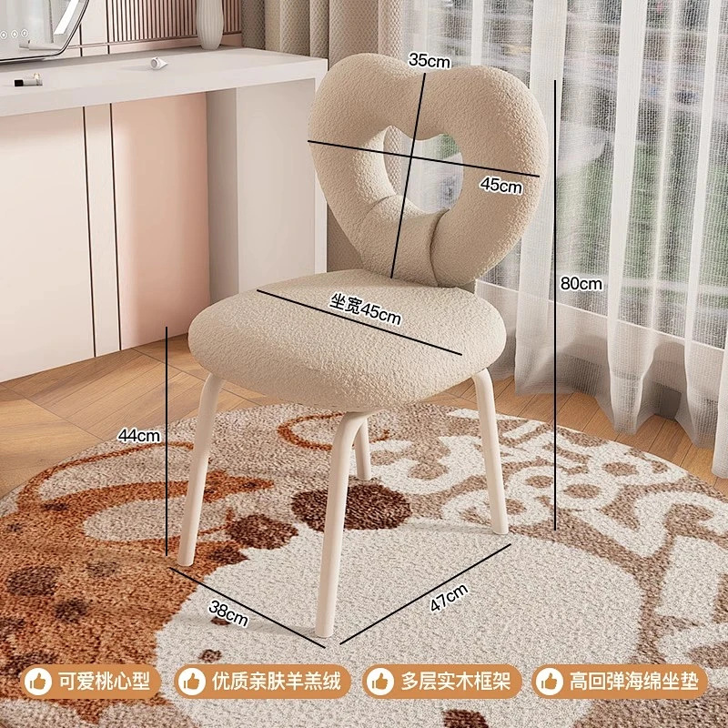 Chaise en forme de cœur, thé au lait, café.