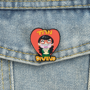 Spilla smaltata con personaggio della <span class=keywords><strong>serie</strong></span> <span class=keywords><strong>TV</strong></span> comica Ugly Girl, Tan Divino Eco Moda, distintivo da bavero, gioielli all'ingrosso - Product Image 1