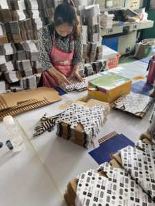 Özel Logo manyetik kapatma kağıt hediye giysiler kutusu şerit kolu ile dikdörtgen katlanır ambalaj - Product Image 6