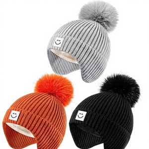 Bonnet en tricot doublé satiné unisexe, épais et ample, avec pompon en fausse fourrure, motif côtelé et lettres dessinées à la main, idéal pour l'hiver et la plage - Product Image 2