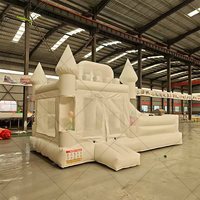 Château gonflable commercial blanc pour fêtes de mariage, grand format, matériau ignifuge et anti-UV, installation facile, 5 à 10 passagers