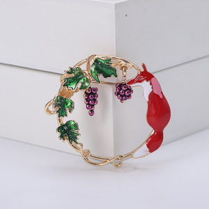 新合金製 油滴るぶどうを盗むキツネ ブローチ ジュエリー レディース 宴会 高級 エレガント ギフト ジュエリー 絶妙なバッグピン - Product Image 2