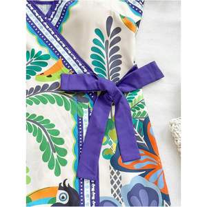 เดรสสั้นพิมพ์ลายทรอปิคอลสำหรับผู้หญิง คอวี ผูกเอว ชุดเดรสสำหรับวันหยุดฤดูร้อน ผ้าโพลีเอสเตอร์ยืดได้ 100% - Product Image 2