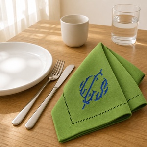 Serviettes en lin brodées élégantes, carrées, monogrammées, décoration de table, faites à la main, couleurs et logo personnalisables pour un usage domestique - Product Image 3