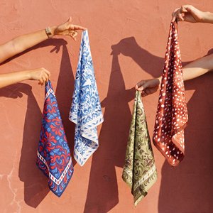 Elegante Foulard Quadrato Nero Floreale, Morbido al Tatto, <span class=keywords><strong>Bandana</strong></span> Stampata per Donne, Accessorio per Collo, <span class=keywords><strong>Capelli</strong></span> e Borsa - Product Image 4