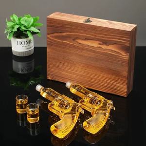 Set Personalizzato di <span class=keywords><strong>Bicchieri</strong></span> <span class=keywords><strong>da</strong></span> Whisky a Forma di Pistola 300ml con Decanter e 2 <span class=keywords><strong>Bicchieri</strong></span> in Confezione Regalo - Product Image 3