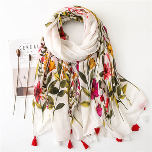 Venta al por mayor <span class=keywords><strong>2020</strong></span> gran oferta bufanda con estampado tropical moda acogedora hoja verde y rojo estampado floral borla bufanda de algodón de gran tamaño - Product Image 1