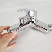 Robinet de salle de bain monotrou de luxe moderne mitigeur mural en zinc chaud et froid avec valve en céramique mitigeur