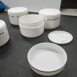 Pot en plastique pour crème cosmétique de haute qualité, impression de logo luxueuse, 50g 100g 250g, bord doré, blanc, en plastique PP - Product Image 4