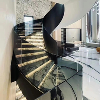 Escalier en colimaçon moderne pour hôtel-villa de luxe, design écologique, finition dorée en acier inoxydable, marches en métal et chêne