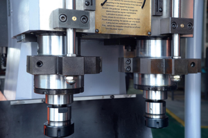 Полный сервопривод 2 шпинделя сверла и резьбонарезной станок для многошпиндельных металлических запасных частей - Product Image 6