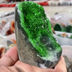 Cristal de quartz naturel brut, géode verte avec motif floral pour la guérison et la décoration intérieure - Product Image 4