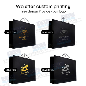 Sac en <span class=keywords><strong>carton</strong></span> noir de luxe pour l'emballage de vêtements, avec logo estampé à chaud, sac cadeau personnalisé pour boutique, idéal pour les petites entreprises - Product Image 2