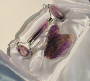 Set Gua Sha e Rullo di Giada in Ametista Autentica, Massaggiatore <span class=keywords><strong>Viso</strong></span> in <span class=keywords><strong>Pietra</strong></span> Naturale, Confezione Personalizzata, Ingrosso, Skincare, Home Spa, Realizzato in Giada - Product Image 1