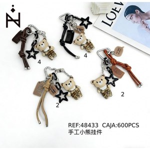 Portachiavi Artigianale a Forma di Orso con Ciondolo a Stella e Pettine, Accessorio per Borsa o Zaino - Product Image 1