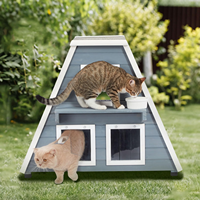 Nichoir triangulaire pour chat en bois de sapin, abri extérieur résistant aux intempéries avec toit en asphalte, plusieurs entrées et pieds surélevés pour utilisation en extérieur