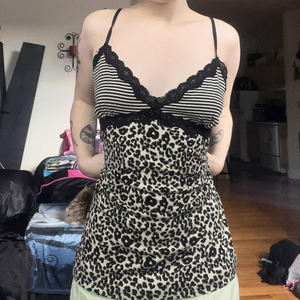 เสื้อครอปท็อปสไตล์สตรีทแวร์ Y2K ผ้าถักระบายอากาศ ตกแต่งด้วยผ้าปะติดปะต่อ ลายดอกไม้ แขนกุด เหมาะสำหรับใส่ซ้อนทับ - Product Image 1